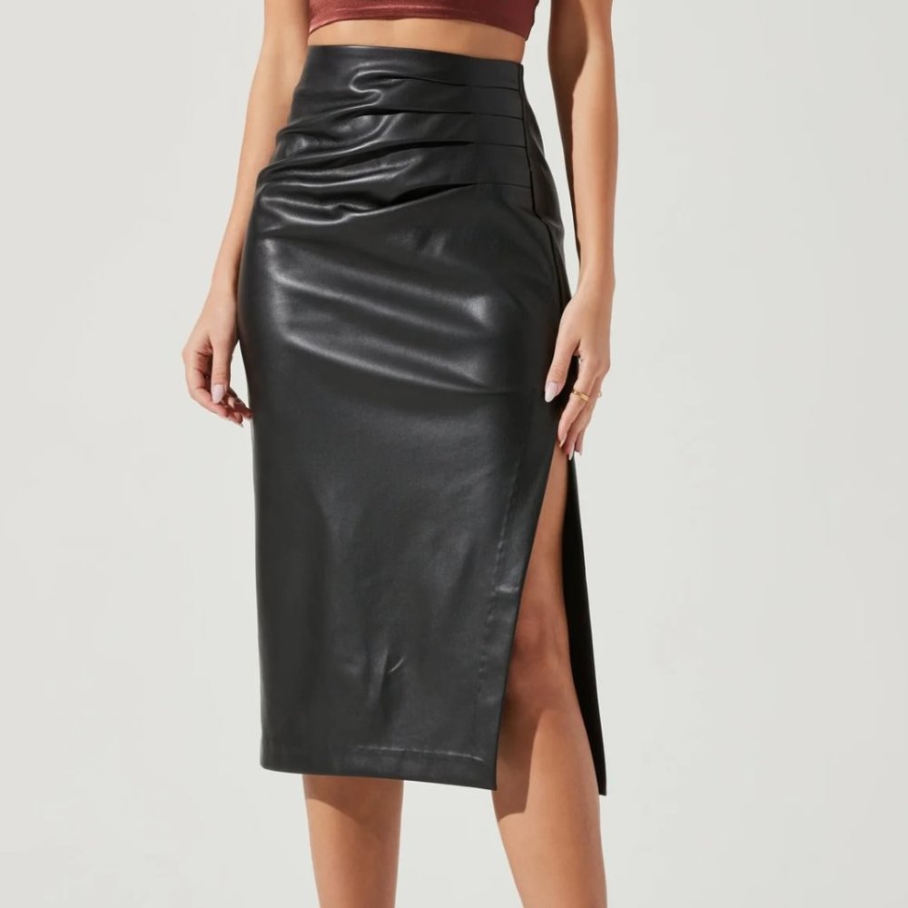 ASTR melody faux leather skirt black
